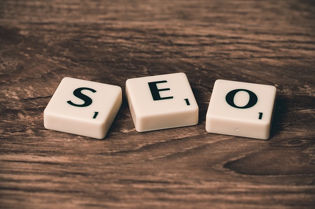 nápis SEO scrabble